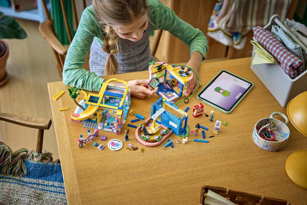 42689 | LEGO® Friends Heartlake City Friends Club House